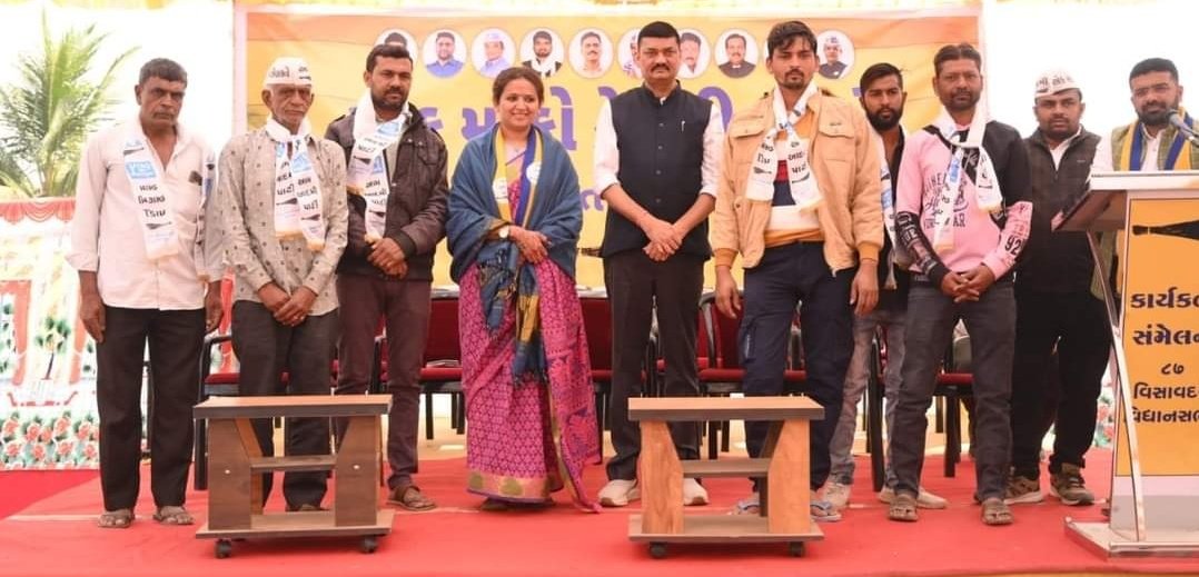 ‼️BLOW to BJP and Congress in Gujarat‼️

Today, in the presence of AAP Botad MLA Shri Umesh Bhai Makwana and regional women president Reshma Patel local post holders and leaders of BJP and Congress and sarpanches of different villages joined Aam Aadmi Party formally at Visavadar.