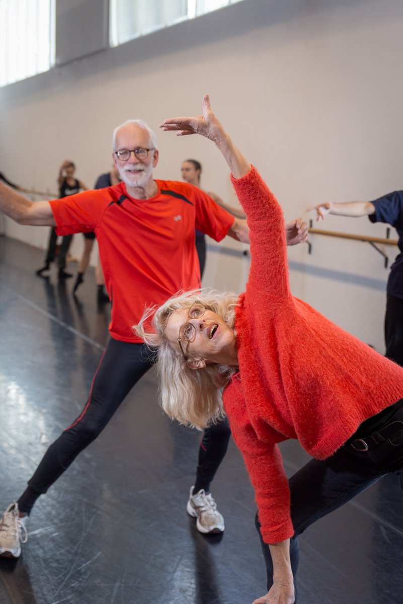 Vandaag start onze uitverkochte cursusreeks Dans Positivity! Een reeks van 9 danslessen in onze studio’s, voor volwassenen en ouderen waarbij gebruik wordt gemaakt van het dansmateriaal en de muziek uit de voorstelling SPRING, die in maart 2024 in première gaat.