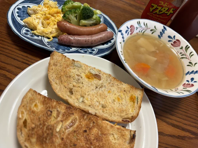 朝食にお友だちの美味しい手作りパンをいただいて、すーのおおきいもっふんがついに届いて運ぶのを手伝って、母の原稿を手伝って、ゆうさんのリモクジでまたまた『あなたのための色紙』を当てて、とても充実した1日でしたおやすみなさい 