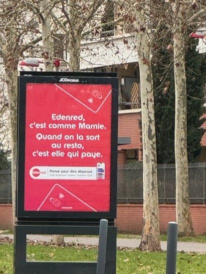UNRPA's tweet photo. Dites @EdenredFrance, ça va pas? 
«Edenred, c’est comme Mamie, quand on la sort au resto, c’est elle qui paie»: 👎🏽carton rouge !
 #RSE #stereotype #NameAndShame #8mars https://t.co/vE2kSGLRlD