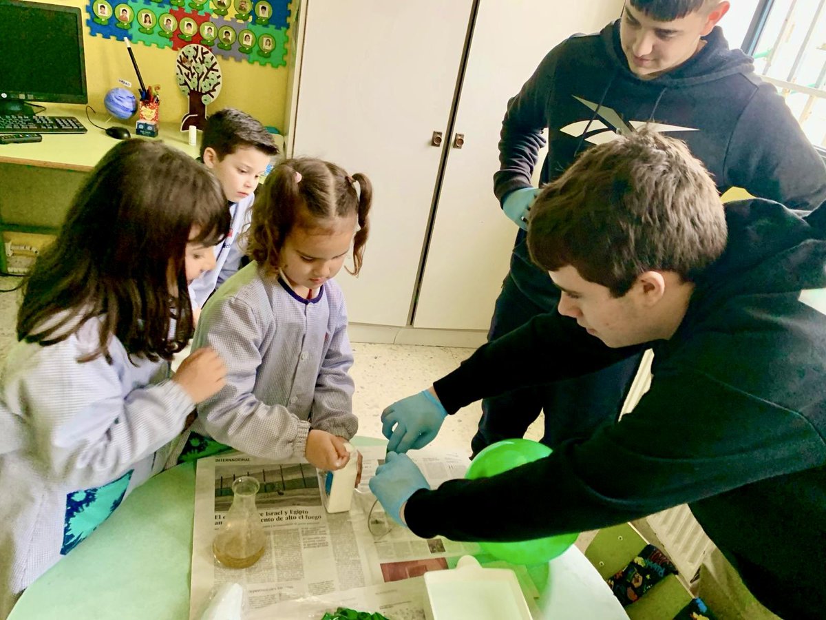 scorazoncoria's tweet photo. Experimentos, reacciones químicas y muchas emociones han llenado las clases de nuestro cole esta mañana. Los alumnos han disfrutado y aprendido mucho celebrando el día de la mujer y la ciencia 🧪🔬
Dato curioso: 1 de cada 20 personajes de libros científicos son mujeres.
#Ciencia https://t.co/VRLIvanpJu
