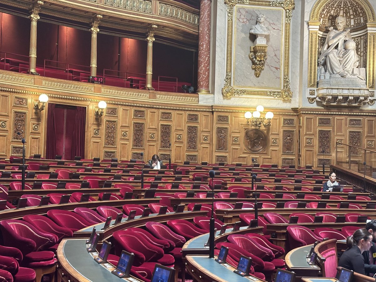 Grand intérêt de la droite sénatoriale pendant la discussion générale sur la ppl socialiste voulant instaurer le droit à l'arrêt menstruel dans notre pays.Dommage