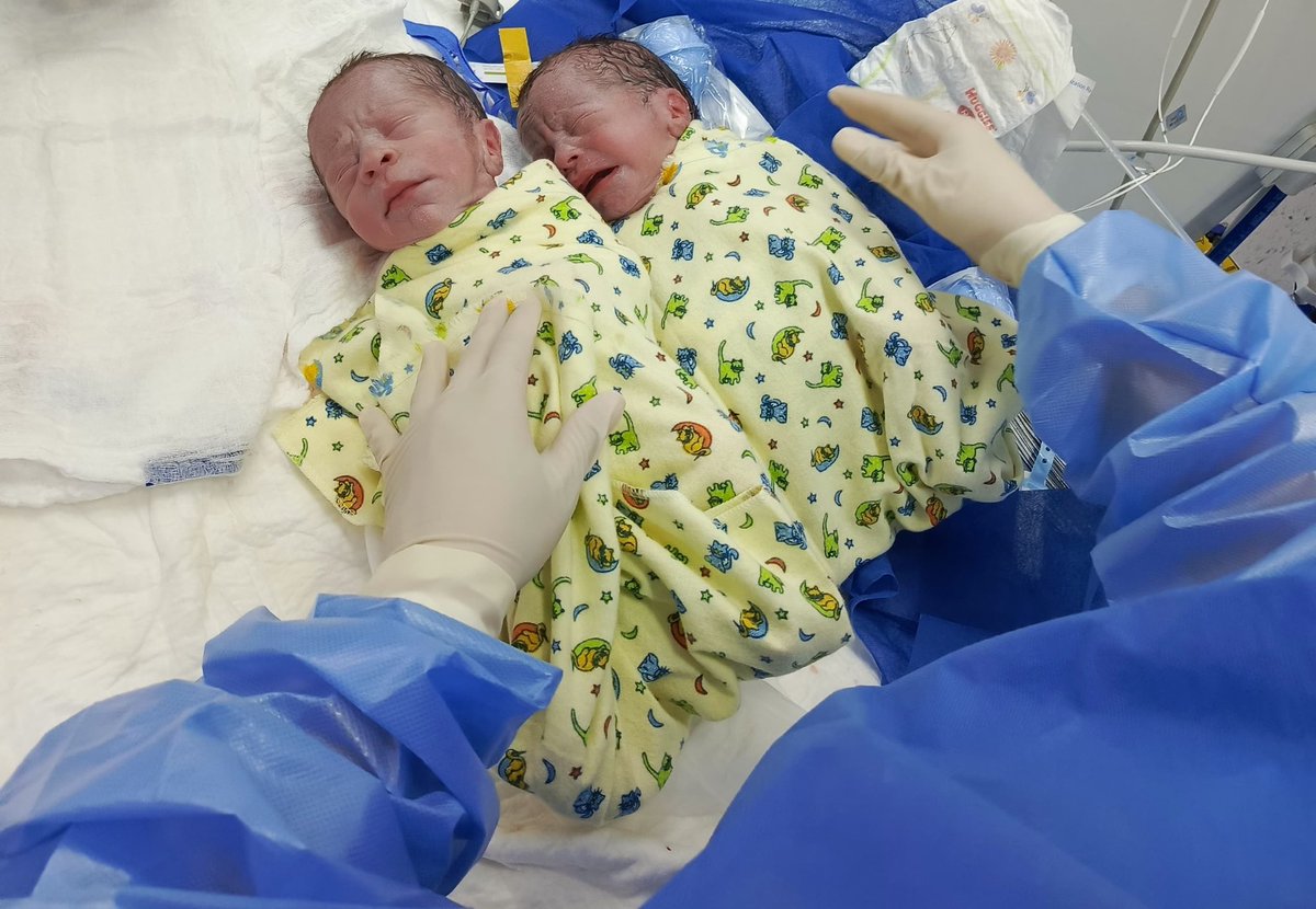 HGDuranMSP's tweet photo. ¡Hoy tuvimos en nuestro moderno y recién inaugurado Centro Obstétrico el primer parto gemelar!

Nuestros profesionales recibieron a Evangeline y Emiliana, 2️⃣ hermosas 👶🏼👶🏼 niñas duraneñas que nacieron sanas, con peso y talla adecuados.

#EstoEsEcuador https://t.co/vrXCoMBedE