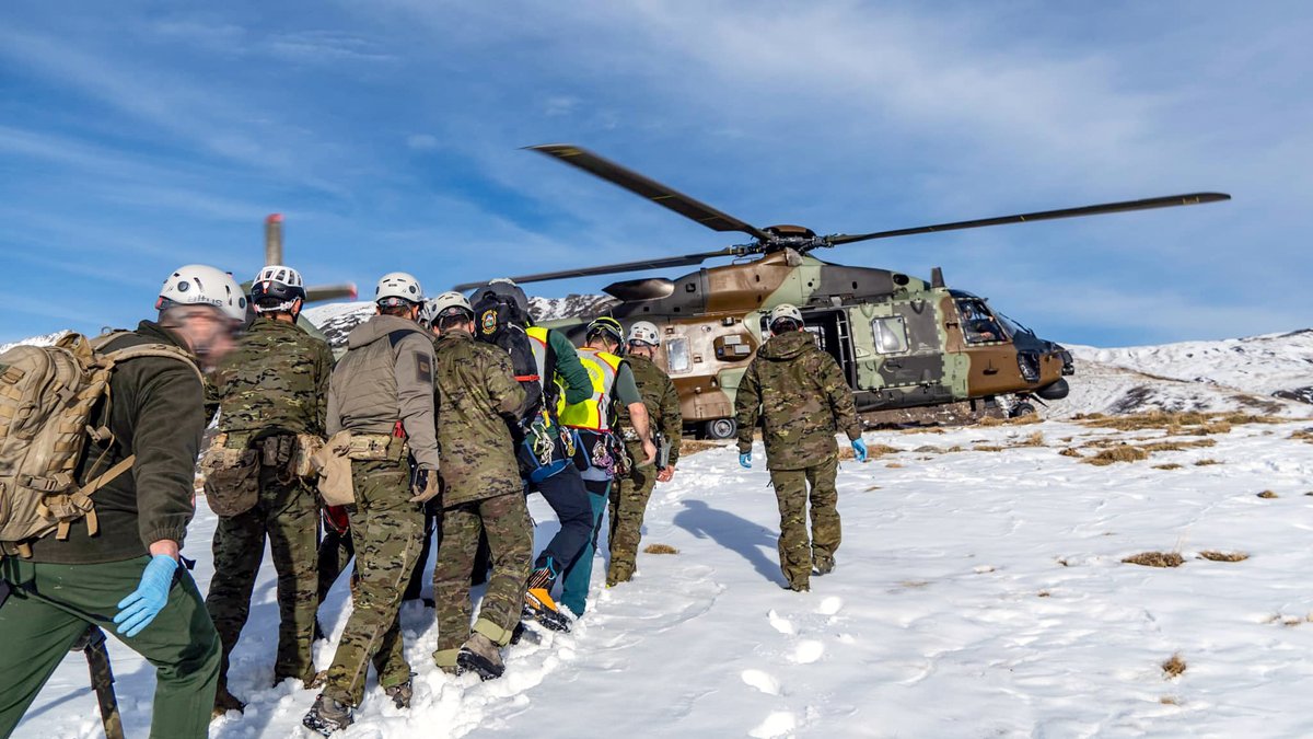 EjercitoTierra's tweet photo. Ejercicio DERCETIUS ➡️ participan Unidades de la División 'San Marcial': el #BHELMAIII de las Fuerzas Aeromóviles del #EjércitodeTierra #FAMET, con #helis #NH90 SARRIO ¡En acción!

Las tripulaciones de #FAMET se adiestran en Cerler #Huesca con Unidades del #BOELXIX y el #RCZMGalicia 64: Vuelo en montaña, helitransporte, inserción y extracción de
equipos operativos, fast rope y rappel.

⚠ Una situación de emergencia real puso a prueba su preparación: Un parapentista sufrió un aparatoso accidente. Ante lo inaccesible de la zona se solicitó la actuación de nuestras fuerzas allí desplegadas.
Un helicóptero y nuestros militares, a los que se unieron efectivos del Grupo de Rescate Especial de Intervención en Montaña de la @guardiacivil, lograron evacuar al accidentado.
¡Enhorabuena. Capacidad y Compromiso! 💪 #SomostuEjército 🇪🇸