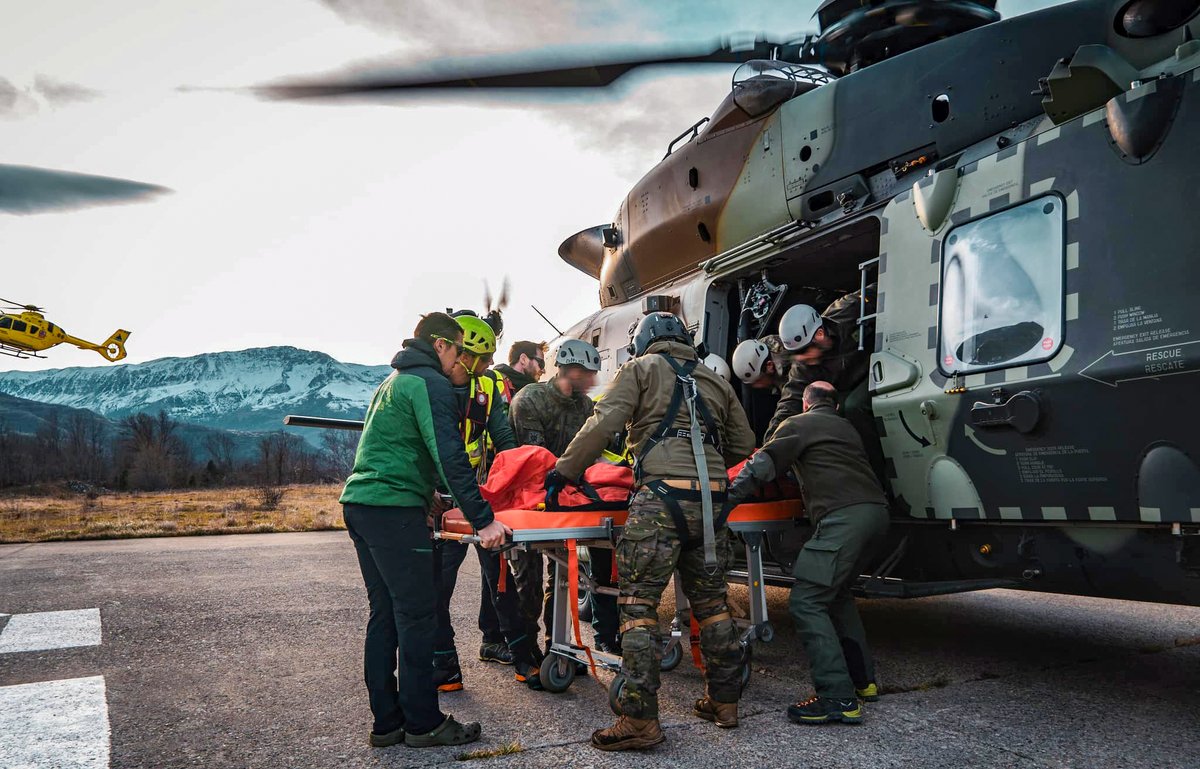 EjercitoTierra's tweet photo. Ejercicio DERCETIUS ➡️ participan Unidades de la División 'San Marcial': el #BHELMAIII de las Fuerzas Aeromóviles del #EjércitodeTierra #FAMET, con #helis #NH90 SARRIO ¡En acción!

Las tripulaciones de #FAMET se adiestran en Cerler #Huesca con Unidades del #BOELXIX y el #RCZMGalicia 64: Vuelo en montaña, helitransporte, inserción y extracción de
equipos operativos, fast rope y rappel.

⚠ Una situación de emergencia real puso a prueba su preparación: Un parapentista sufrió un aparatoso accidente. Ante lo inaccesible de la zona se solicitó la actuación de nuestras fuerzas allí desplegadas.
Un helicóptero y nuestros militares, a los que se unieron efectivos del Grupo de Rescate Especial de Intervención en Montaña de la @guardiacivil, lograron evacuar al accidentado.
¡Enhorabuena. Capacidad y Compromiso! 💪 #SomostuEjército 🇪🇸