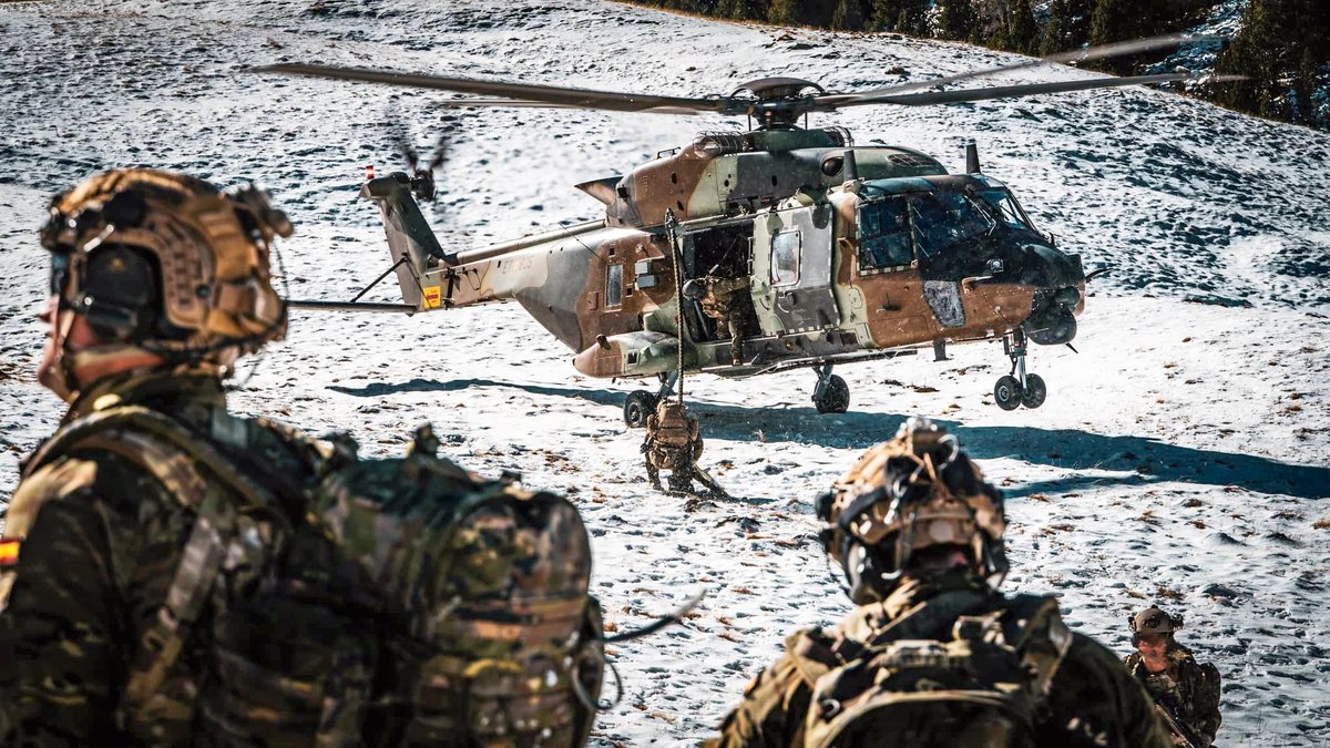 EjercitoTierra's tweet photo. Ejercicio DERCETIUS ➡️ participan Unidades de la División 'San Marcial': el #BHELMAIII de las Fuerzas Aeromóviles del #EjércitodeTierra #FAMET, con #helis #NH90 SARRIO ¡En acción!

Las tripulaciones de #FAMET se adiestran en Cerler #Huesca con Unidades del #BOELXIX y el #RCZMGalicia 64: Vuelo en montaña, helitransporte, inserción y extracción de
equipos operativos, fast rope y rappel.

⚠ Una situación de emergencia real puso a prueba su preparación: Un parapentista sufrió un aparatoso accidente. Ante lo inaccesible de la zona se solicitó la actuación de nuestras fuerzas allí desplegadas.
Un helicóptero y nuestros militares, a los que se unieron efectivos del Grupo de Rescate Especial de Intervención en Montaña de la @guardiacivil, lograron evacuar al accidentado.
¡Enhorabuena. Capacidad y Compromiso! 💪 #SomostuEjército 🇪🇸