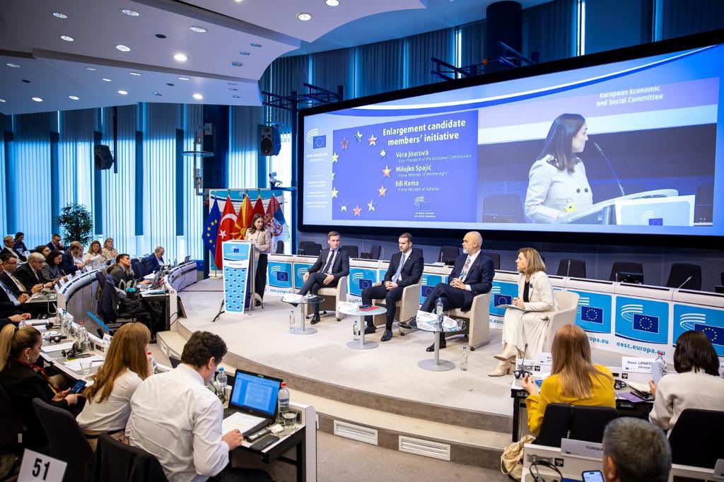 Delighted 2 moderate the launch of @EU_EESC’s Enlargement Candidate Members Initiave w/ 🇦🇱 PM @Edi_Rama , 🇲🇪 PM @MickeySpajic Commission VP @VeraJourova , and EESC President @OliverRopke. EESC is 1st 🇪🇺 body 👏 to involve CSOs from 9 enlargement countries in its advisory work.