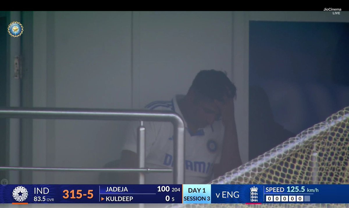 YunushRangrej's tweet photo. Don't be disappointed Mann , it was not your mistake!!

We are all with you Mann ￼
#INDvENG #INDvsENG #RohitSharma #RohitSharma𓃵 #Gill  #SarfarazKhan #TestCricket
#jadega #Sarfaraz #runout
 #SarfarazKhan https://t.co/zcPwS6yKfW