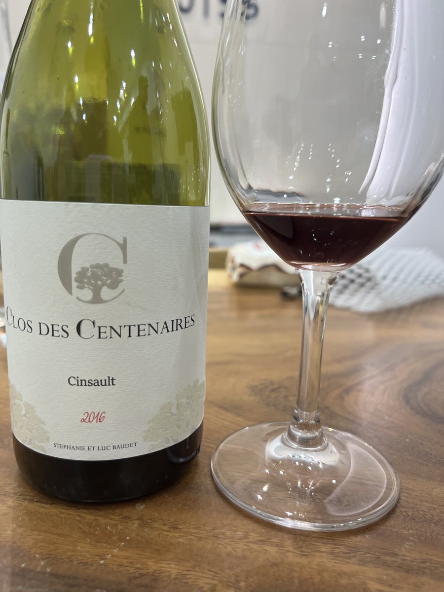 CLOS DES CENTENAIRES Cinsault 2016 

생소한 Cinsault 품종의 랑그독 후시옹 와인. 

시간이 지났는데도 파워풀한 과실, 복분자 찌꺼기 등의 강렬한 과실향이 느껴진다.