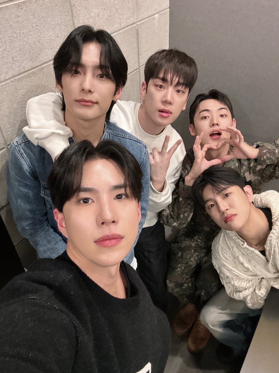 official_ACE7's tweet photo. [📸]

잠시 후 9시 유찬 전역 라이브가 시작됩니다! 

충성🫡 강유찬 전역을 명! 받았습니다
이에 초이들에게 신고합니다 

https://t.co/GXyooB4wgq

#ACE #에이스 https://t.co/HnBtTw4IM7