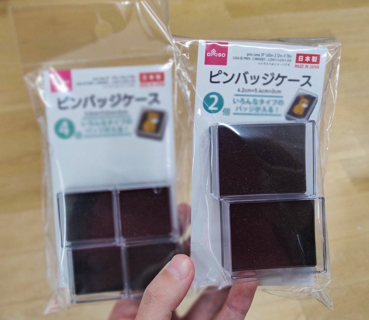 rica1663's tweet photo. 拝啓 鉱物沼の皆様へ 

我らがDAISOに「ピンバッジケース」なる素晴らしいケースが売っておりましたので、ご報告致します。
4個で100円、しかも黒背景付きでした♡

#DAISO
#鉱物
#標本 https://t.co/5AMzuQxLHm
