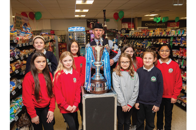 SPARInt's tweet photo. SPAR Scotland welcomed the Scottish Gas Womenβs Scottish Cup to the SPAR store in Kincorth, celebrating the extension of the four-year partnership with the Scottish Football Association. β½π
πhttps://t.co/56chht3edm
#SPARScotland #CJLang @ScottishFA https://t.co/ifYLgIUVVH