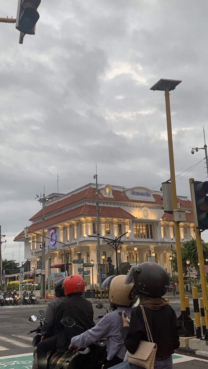 petaphore's tweet photo. @literarybase kesel banget ke jogja bukan dgn hati yang tenang, jadi ga sempat ke gramedia sudirman 😔 cuma lewatin aja depannya. semoga bisa ke jogja lgi dgn suasana yg menyenangkan https://t.co/ZMm966Zw4T