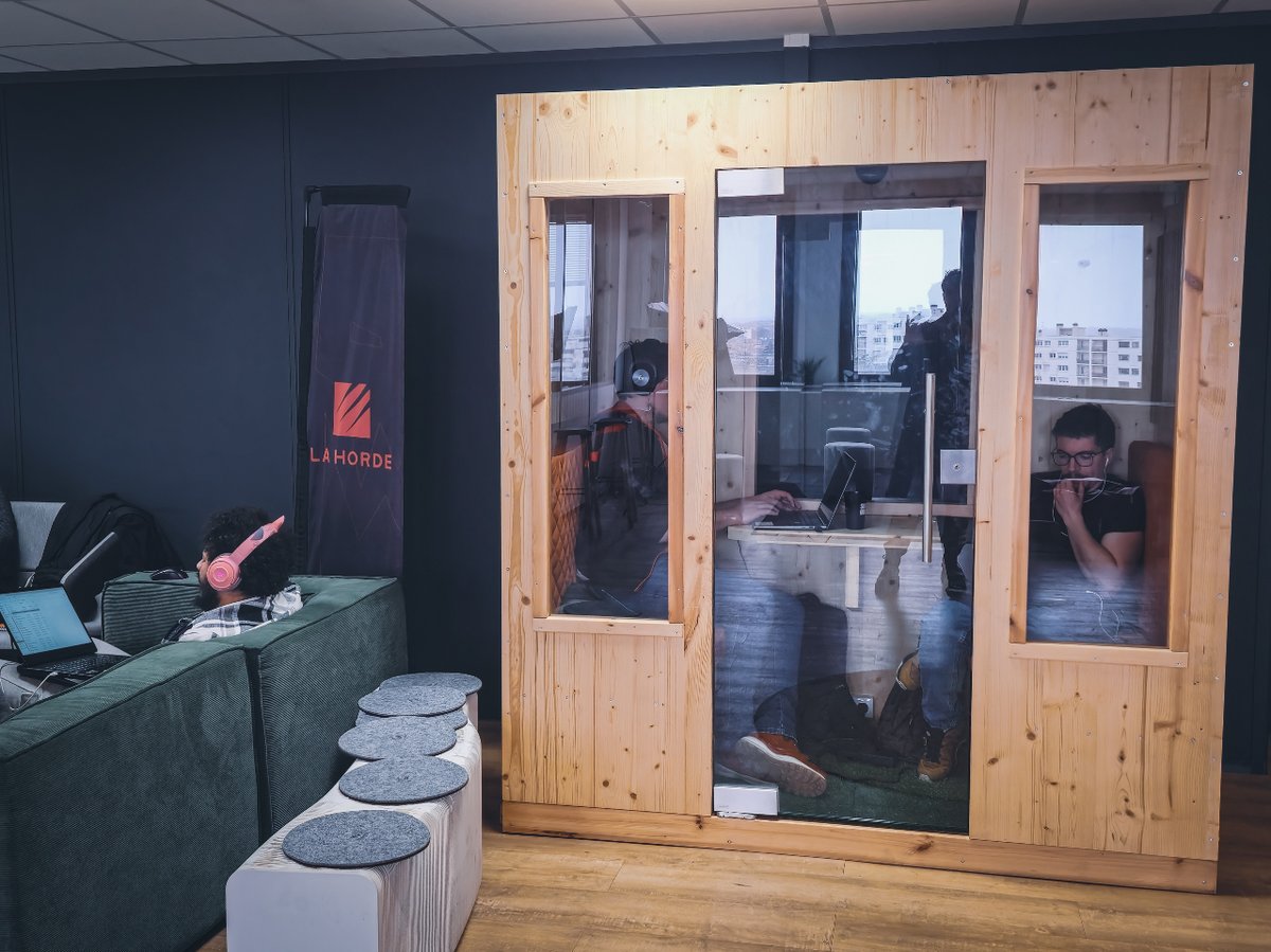 LaHordeTech's tweet photo. 🎮✨ Chez La Horde, on prend soin de nos étudiant(e)s ! Besoin de calme pour travailler ? Pas de soucis ! Nos box d'isolation sont à leur disposition pour une concentration maximale et un confort optimal. 💼🔇 #LaHorde #GamingSchool https://t.co/1PYCGf1o7l