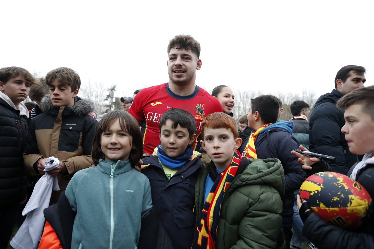 ferugby's tweet photo. Qué día más bonito, afición. 🦁

#LoQueNosUne https://t.co/cuC9Ke7qHf
