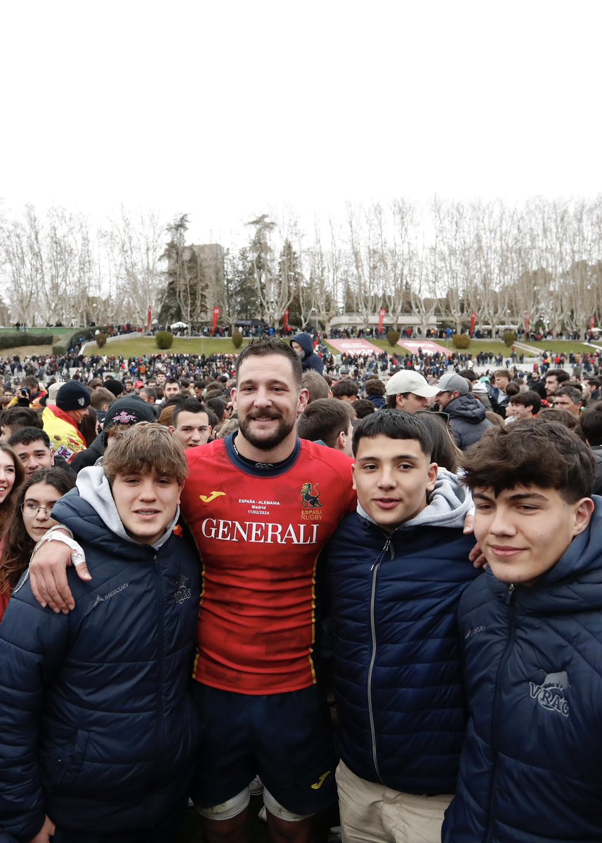 ferugby's tweet photo. Qué día más bonito, afición. 🦁

#LoQueNosUne https://t.co/cuC9Ke7qHf
