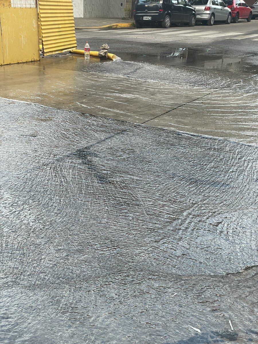Danascandys's tweet photo. Esta es la esquina de la calle concordia y Lascano, Villa del Parque, capital federal. 
Hace años que esta obra está igual sin avances, continuamente sale agua de los pozos subterráneos. Todo el tiempo ocurren accidentes, los autos chocan en esa esquina porque no hay visibilidad, https://t.co/NfMA5mEEI5