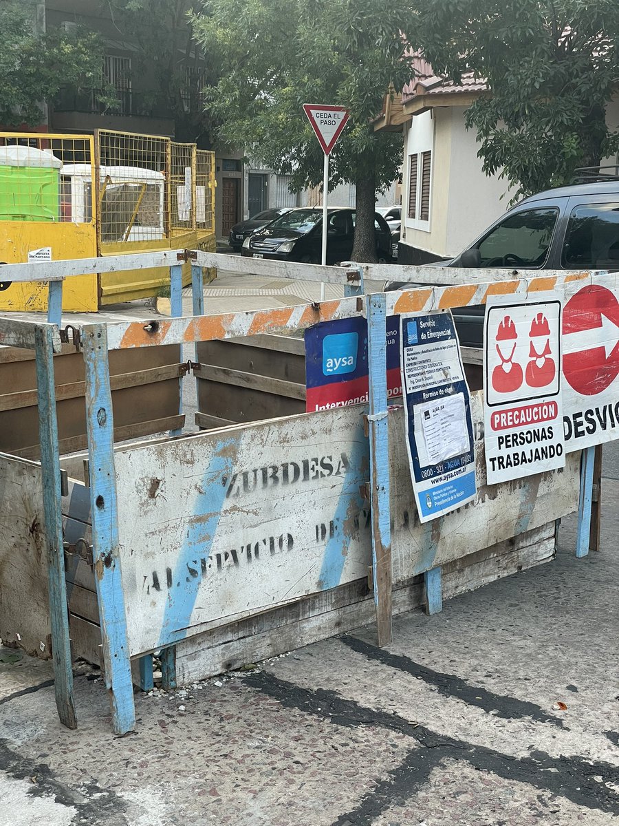 Danascandys's tweet photo. Esta es la esquina de la calle concordia y Lascano, Villa del Parque, capital federal. 
Hace años que esta obra está igual sin avances, continuamente sale agua de los pozos subterráneos. Todo el tiempo ocurren accidentes, los autos chocan en esa esquina porque no hay visibilidad, https://t.co/NfMA5mEEI5