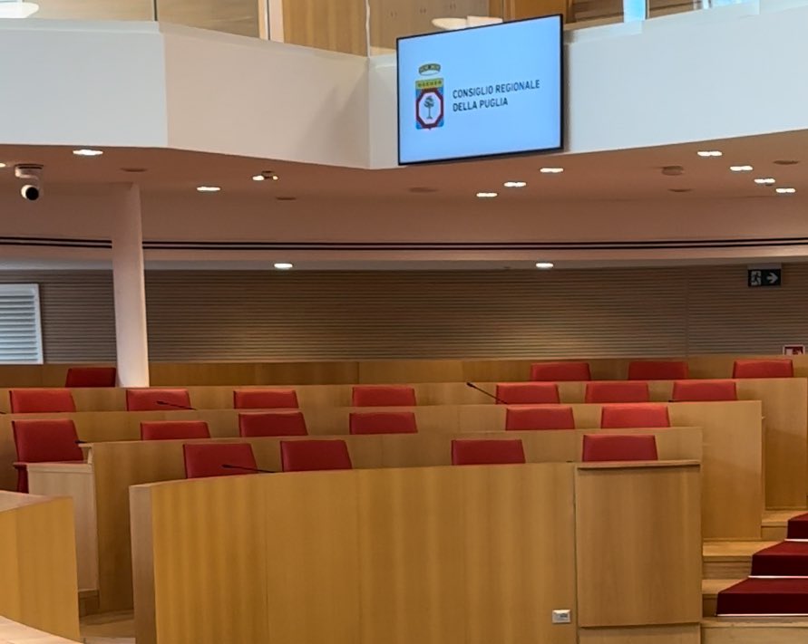 napoleonecera's tweet photo. Le aule vuote del Consiglio Regionale sono il simbolo di un sistema politico che dimentica chi dovrebbe servire. #PoliticaPerIlPopolo #CambiamentoOra #UnitiPerIlBeneComune https://t.co/PSh8I0H3Ma