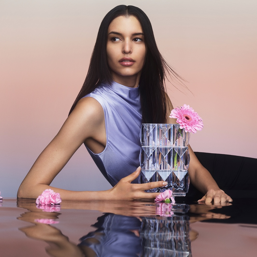 Transforming every bouquet into a romantic tale, the Louxor Rectangular Vase is a hypnotic talisman of beauty. Inspired by the geometric wonders of ancient Egypt's pyramids, the Louxor collection is a captivating fusion of art and design. on.baccarat.com/rectangularvase #Baccarat #Vase