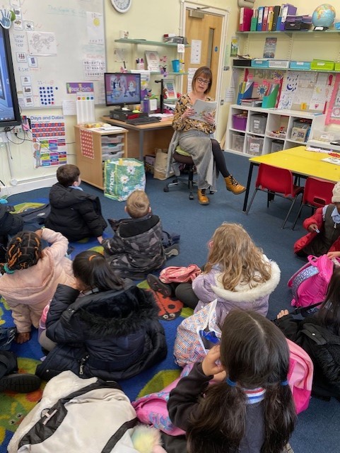 OurLady_Hitchin's tweet image. Riann's mum read us the story of 'The Little Match Girl' !

#OurLadyCatholicPrimarySchool #SecretReader