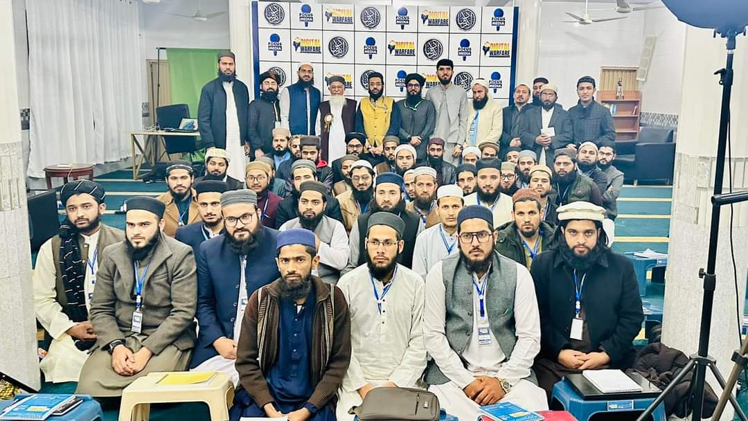 ammarkhanyasir's tweet photo. مفکر اسلام وُشیخ الحدیث جامعہ نصرۃ العلوم گوجرانوالہ مولانا زاہد الراشدی صاحب کی ڈیجیٹل وارفیئر ورکشاپ آمد
طلباء سے تفصیلی گفتگو کی جس کے آخر میں سوال و جواب کا سیشن ہوا۔ ڈیجیٹل وارفیئر ٹیم نے شیلڈ پیش کی اور طلباء کے ساتھ گروپ فوٹو لیا گیا
#digitalwarfareworkshop #alirshad #focusmedia #ڈیجیٹل_وارفئیر #ammarkhanyasir #الارشاد