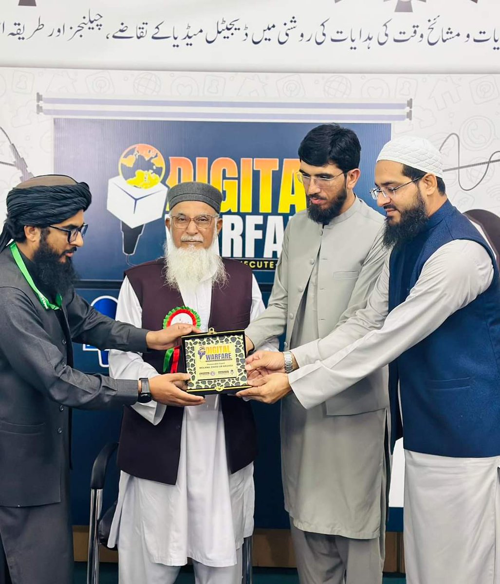 ammarkhanyasir's tweet photo. مفکر اسلام وُشیخ الحدیث جامعہ نصرۃ العلوم گوجرانوالہ مولانا زاہد الراشدی صاحب کی ڈیجیٹل وارفیئر ورکشاپ آمد
طلباء سے تفصیلی گفتگو کی جس کے آخر میں سوال و جواب کا سیشن ہوا۔ ڈیجیٹل وارفیئر ٹیم نے شیلڈ پیش کی اور طلباء کے ساتھ گروپ فوٹو لیا گیا
#digitalwarfareworkshop #alirshad #focusmedia #ڈیجیٹل_وارفئیر #ammarkhanyasir #الارشاد