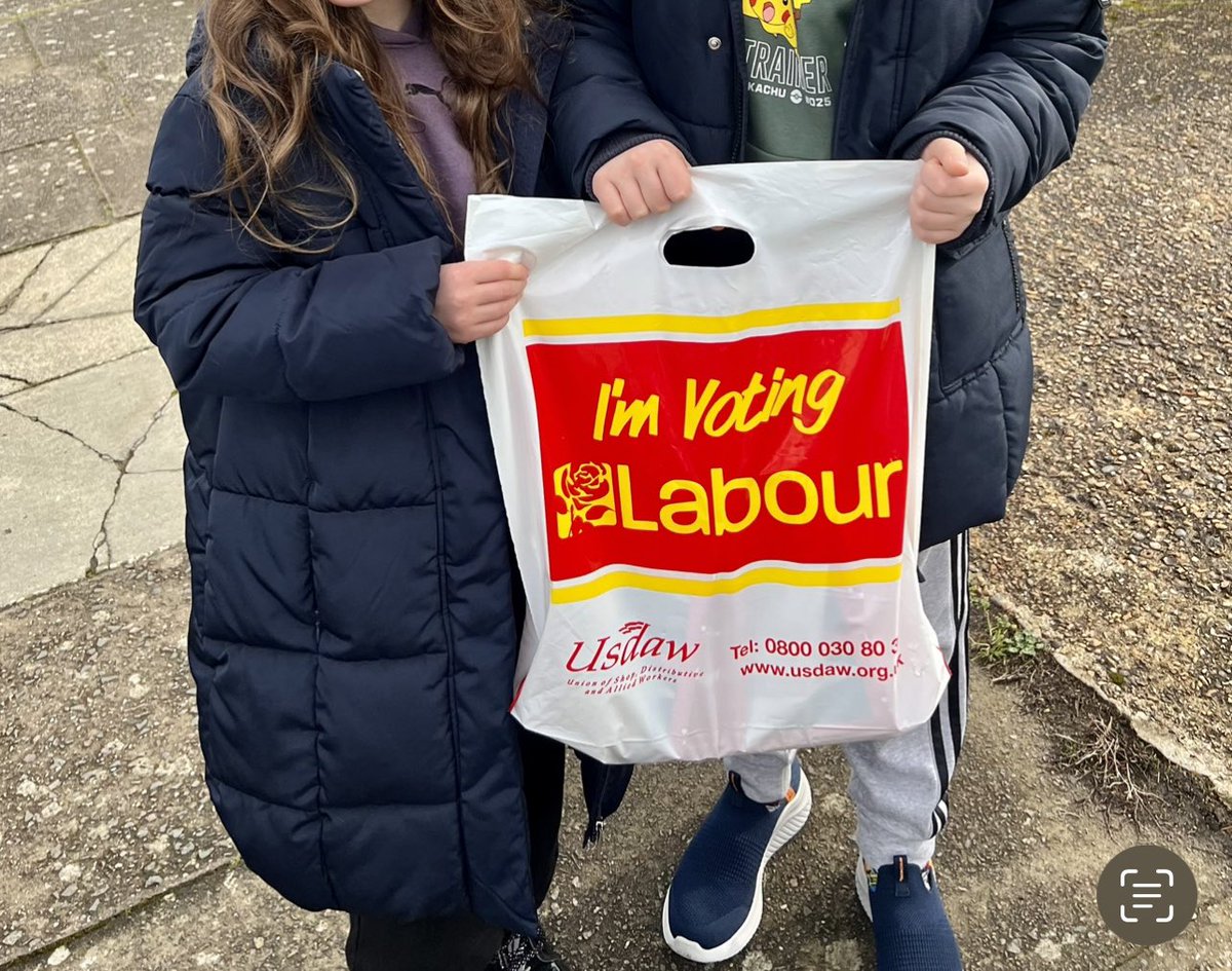 Out and about in #Beckenham on a lovely spring day introducing our fantastic @UKLabour parliamentary candidate @LiamConlon2 #AFreshStartforBeckenhamandPenge #Leaflets4Labour #HalfTerm🌹🌹🌹