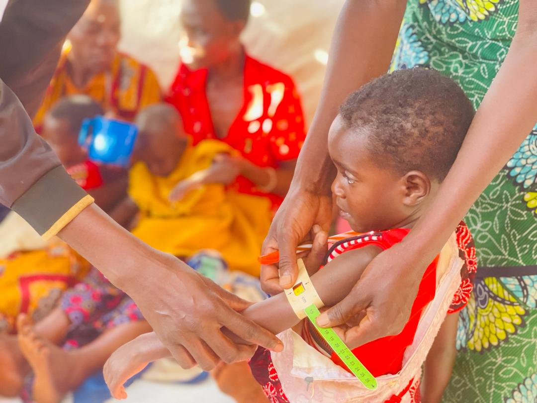 croix_rougebdi's tweet image. 3/4) La délégation s‘est également rendue au Foyer d'Apprentissage de Réhabilitation Nutritionnelle (#FARN) de la colline #Kibayi  commune #Gatara pour s’enquérir de l’assistance des volontaires aux enfants malnutris de la communauté par une alimentation équilibrée. @ifrc