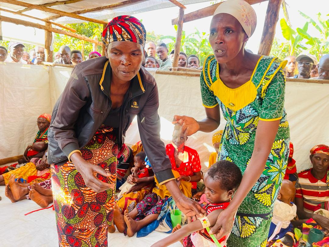 croix_rougebdi's tweet image. 3/4) La délégation s‘est également rendue au Foyer d'Apprentissage de Réhabilitation Nutritionnelle (#FARN) de la colline #Kibayi  commune #Gatara pour s’enquérir de l’assistance des volontaires aux enfants malnutris de la communauté par une alimentation équilibrée. @ifrc