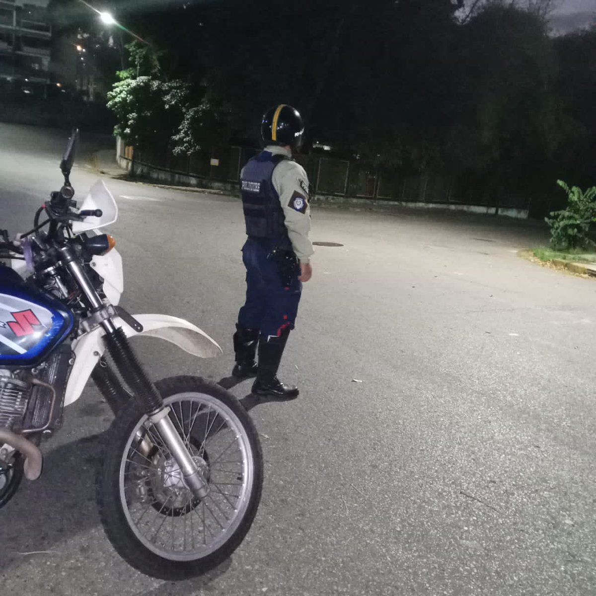 ComisionPerman3's tweet photo. Desde muy temprano nuestro jefe del cuadrante 4 #polisucre activado en la seguridad y custodia a la ciudadanía, transporte público estudiantes, trabajadores en nuestro municipio Sucre Miranda El Marqués, Boleita, Horizonte @PolisucreOficia @CHAPITA2010 @elmarquesaldia https://t.co/zqxFUZjo7c