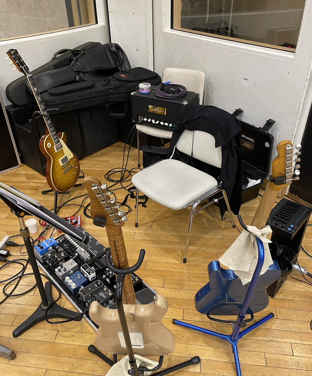 takashimasuzaki's tweet image. 四方を好きな物に囲まれると幸せになる法則😇
#lespaul
#strato
#telecaster
#tubeamp
#effectboards