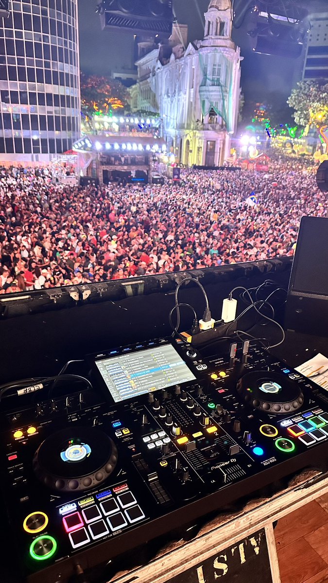 Tocar no encerramento do carnaval do #Recife no Marco Zero já é uma honra sem tamanho. Ainda ter um espaço só pra mim pra isso é mais incrível ainda. 🫠❤️💥