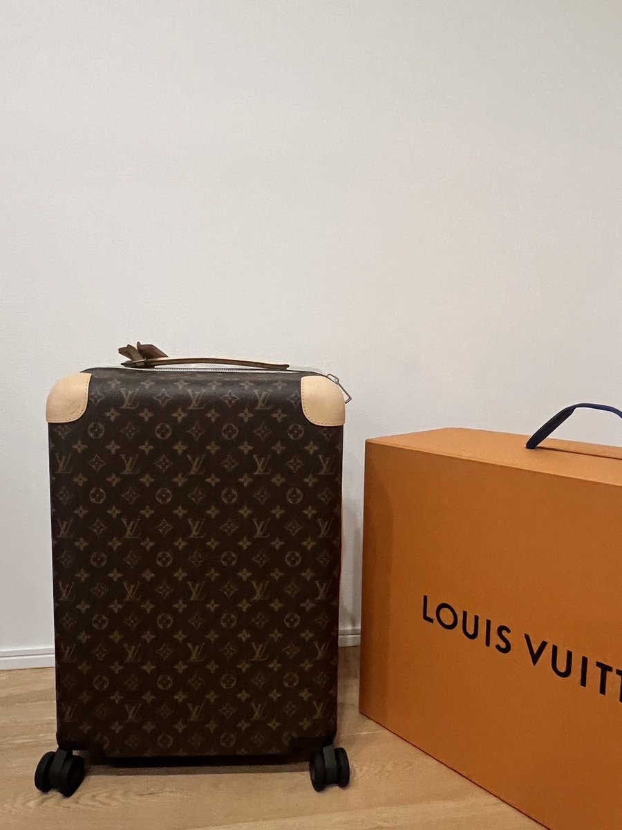 #平野紫耀 くんがアンバサダーなので久しぶりに #LouisVuitton のお店へ
ピンクバージョンは海外サイトもSoldOut!　
追加製作予定もないとのことで赤と迷いましたが定番をGet。
他の商品も欲しくなりました✨
#ShoHirano #LVMenFW24 #VOGUEJAPAN 
#平野紫耀_LOUISVUITTON #ShoHiranoxLouisVuitton