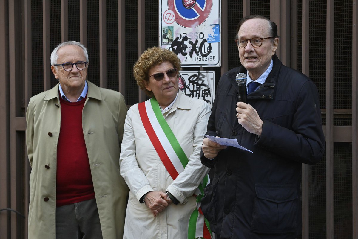 ComuneMI's tweet photo. Addio a #UgoIntini , direttore storico de "L'Avanti" ed esponente del Partito Socialista Italiano. Lo scorso ottobre per Milano è Memoria aveva scoperto la targa in ricordo della sede milanese  del quotidiano che per anni aveva guidato con passione. #Milano non lo dimenticherà 🌹 https://t.co/ShmcB2phZi