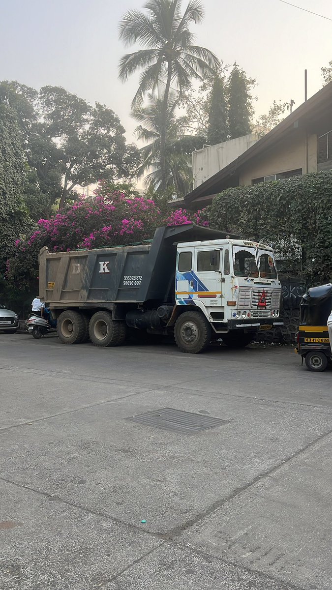 dlancy123's tweet photo. @MTPHereToHelp @MumbaiPolice @mybmcwardKW location opp Gandhi Sikshan School, military rd, Juhu . Dumper parked in no parking zone, area behind being used as a toilet. Please take action. https://t.co/LyemPFgzXM