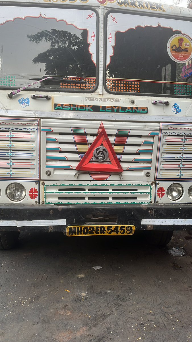 dlancy123's tweet photo. @MTPHereToHelp @MumbaiPolice @mybmcwardKW location opp Gandhi Sikshan School, military rd, Juhu . Dumper parked in no parking zone, area behind being used as a toilet. Please take action. https://t.co/LyemPFgzXM