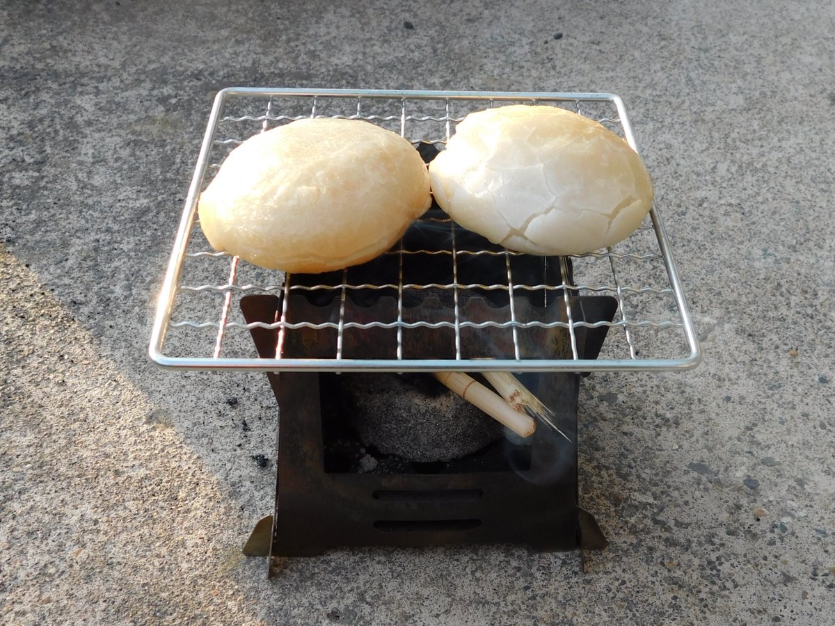 Sora75_gwapo's tweet photo. ミニ焚火台で餅を焼きました🤣
#焚火台
#bonfirestand
#着火炭
#キャンドゥ #cando
#ダイソー #Daiso
#100均 https://t.co/7sNipmnXEj