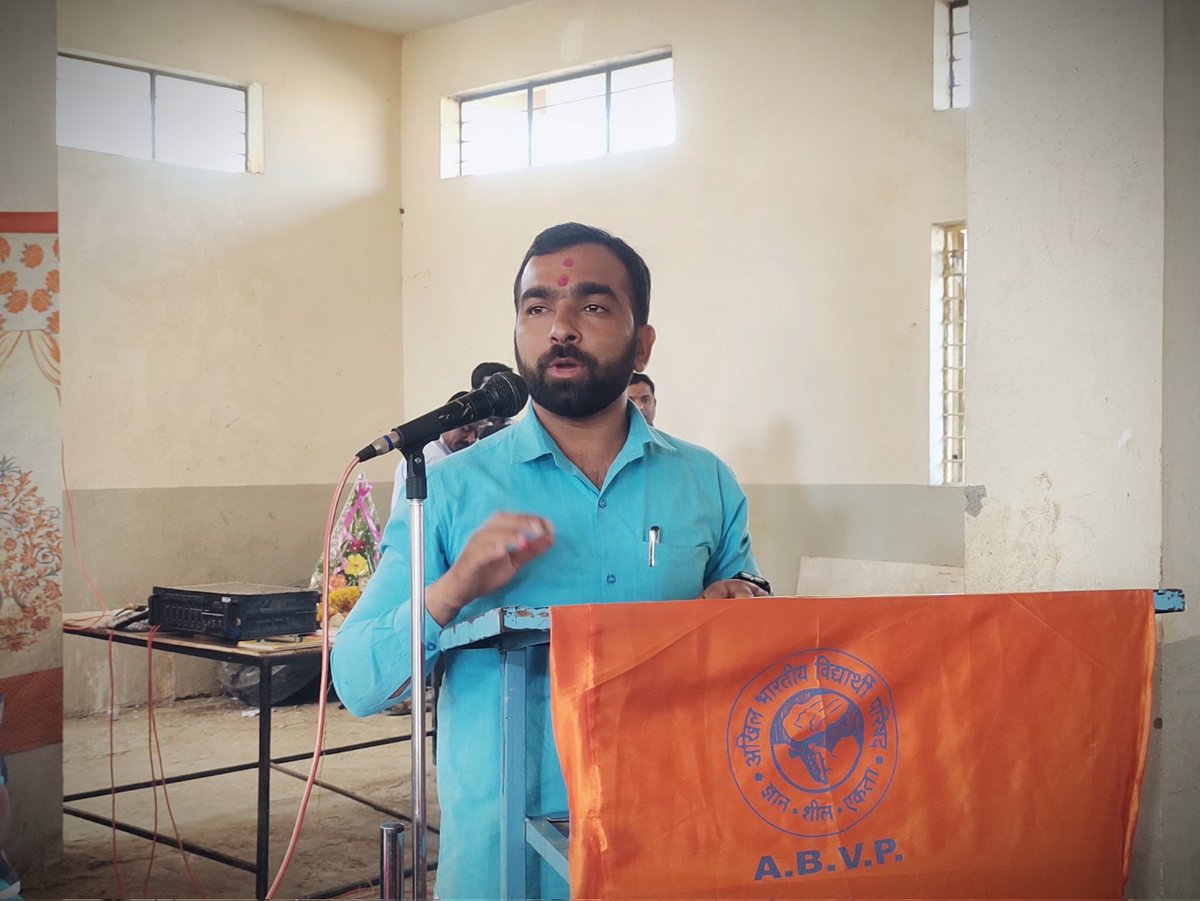 AbvpUdgir's tweet image. संत सेवालाल महाराज यांच्या जयंतीनिमित्त &quot;संत सेवालाल महाराज यांचे जीवनचरित्र&quot; या विषयावर #rss लातूर जिल्ह्याचे जिल्हा शारीरिक मंडळ सदस्य पवन चव्हाण यांनी विद्यार्थ्यांना मार्गदर्शन केले. यावेळी #jspm सचिव अमित राठोड, विभाग संयोजक @VishalS89837599 सह अन्य विद्यार्थी उपस्थित होते.