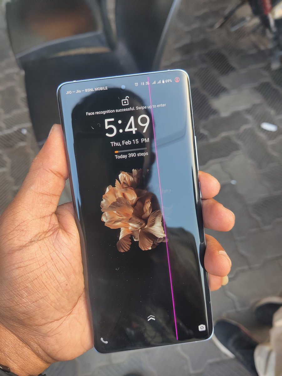 Rakesh_Kannan5's tweet photo. Again i got a pink line...
Dear @Vivo_India my #vivox70pro got a pink line on screen after a software update, there is no physical damage to the screen or phone, Can you help me with the solution? 
#vivo #vivox70pro #vivogreenline #greenline #screen
#softwareupdatebug https://t.co/quNboEmQ0v