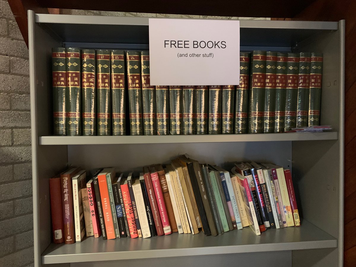De voorbereidingen voor onze grote verhuizing zijn begonnen! Ik mag maar 2 boekenkasten meenemen (nu heb ik er 6), dus ga veel van mijn boeken weggeven. Dee eerste batch staat er al (begane grond van Vrieshof 1 in Leiden).