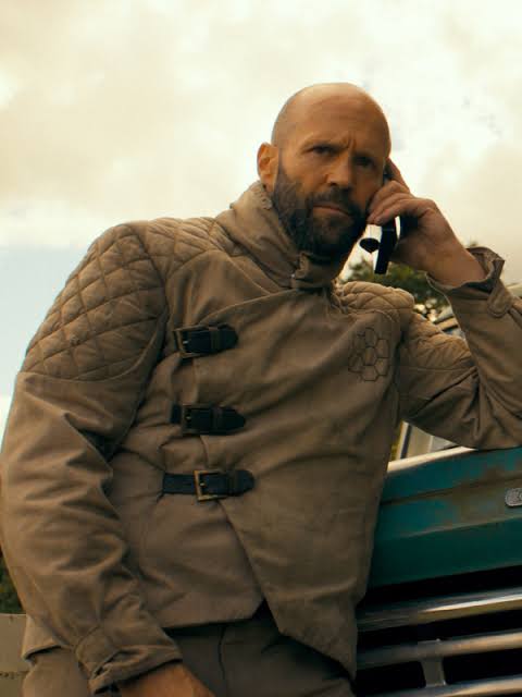 Joycalebbrown's tweet photo. If this guy tells you he is coming for you just forget it nobody can save you 😁😁..

Jason Statham I love this guy, he doesn't talk much always in action..

#TheBeekeeper #Jasonstatham https://t.co/IxbIkCtlVm