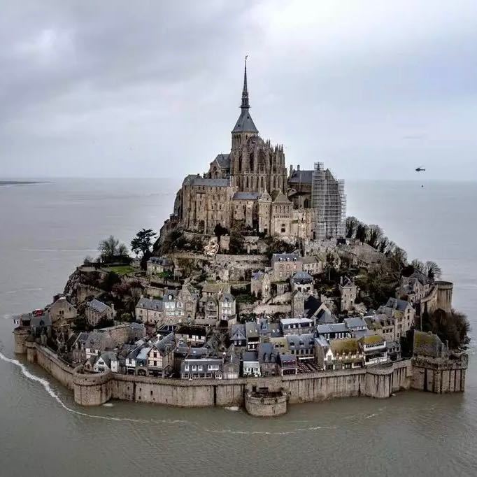 LMPositif's tweet photo. 🇫🇷 Ce lundi 12 février, un coefficient de marée exceptionnel a transformé le Mont-Saint-Michel en une île totalement détachée du continent ! Un spectacle magique ! 🤩 (Ouest-France)

📸 Marc Ollivier https://t.co/LCQc0tAOdy