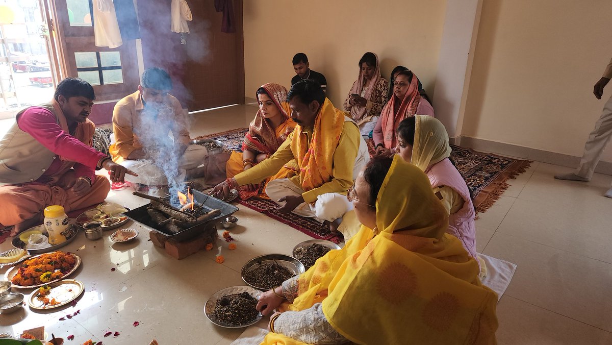 Premapkverma's tweet photo. प्रधानमंत्री विश्वकर्मा योजनांतर्गत प्रिय देवर दिलीप वर्मा जी द्वारा बावन रोड #हरदोई मे प्रारम्भ स्किल डेवलपमेंट कार्यालय मे विधि विधान पूर्वक माँ सरस्वती जी का पूजन अर्चन कर, शुभारम्भ किया।
@Premapkverma @pkvermahardoi 
#upskilldevelopmentmission  
#Premavati #pkverma #Hardoi https://t.co/MEeTMIRiHt