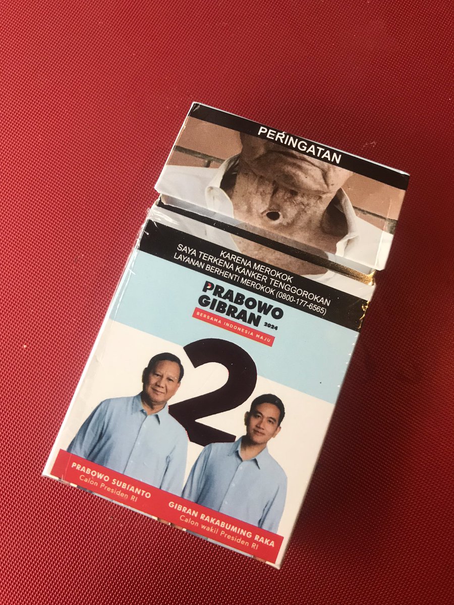 Dikei rokok karo tetangga, jare rasa KEMENANGAN. 
Aku wes koyo Mas Raya nang Film Gadis Kretek dikei rokok Kampanye dan Pergerakan 😅😅😅