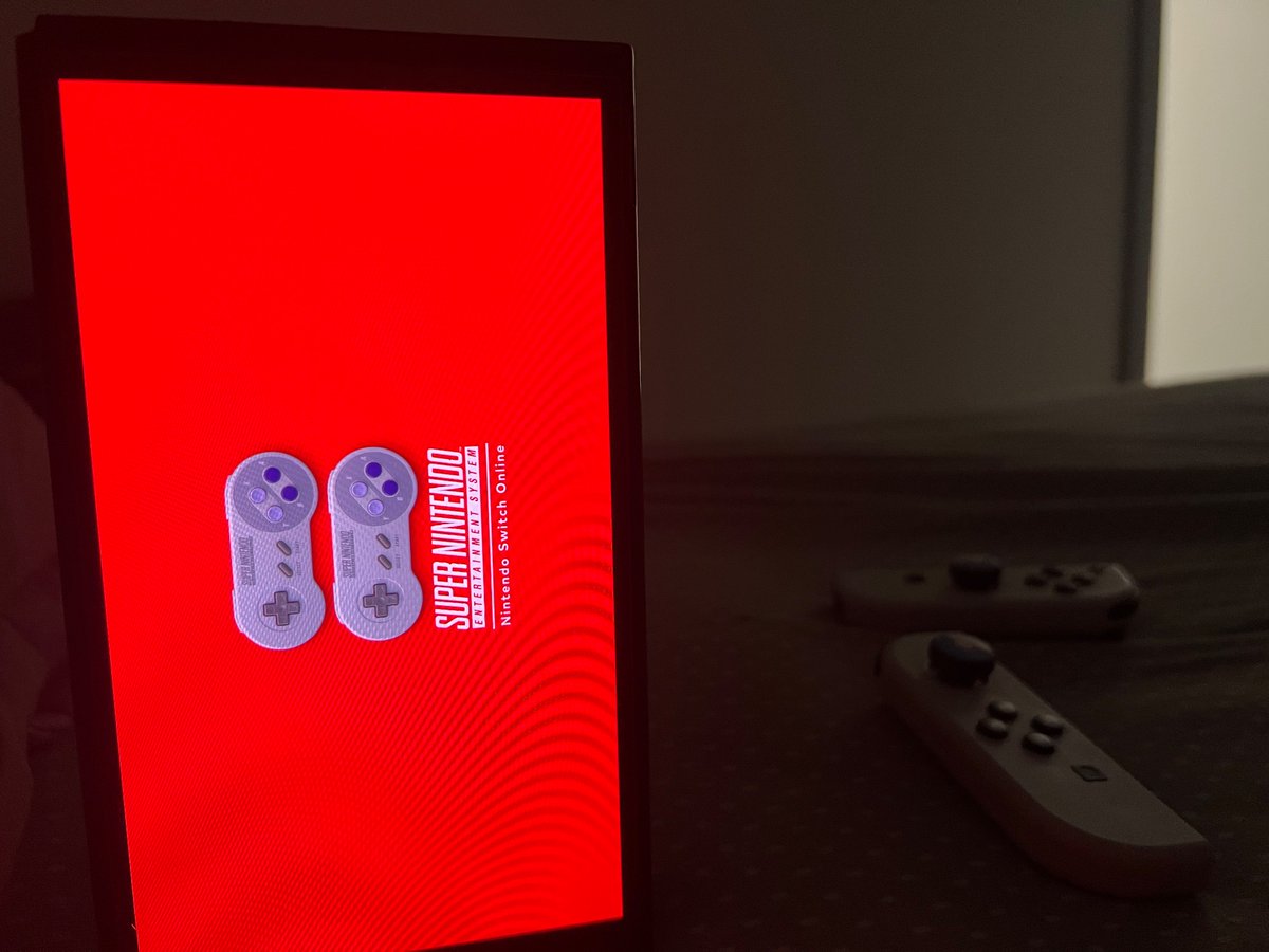 Utilidade pública, se você tirar os joycons seu Switch também fica sustentado na vertical, aí você joga de lado na cama como uma largada preguiçosa sem cansar o braço, lidei com insônia assim e um A Link to The Past