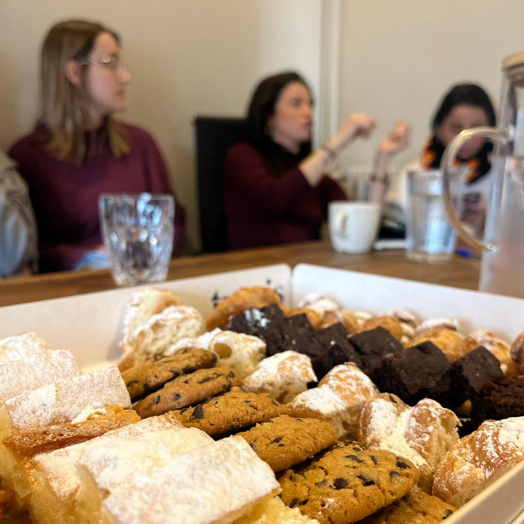 UbiK_media's tweet photo. 🥐💎 ¡Desayuno con diamantes en #UbiKmedia! #brainstorming

Aunque cuadrar las agendas no es tarea fácil, una vez al mes nos reunimos todo el equipo para

🆕 presentar los últimos proyectos
💡 ¡y sumar ideas para ofrecer el mejor servicio a cada cliente!

https://t.co/ZPSlVeQSzz https://t.co/gnoBR61jjB