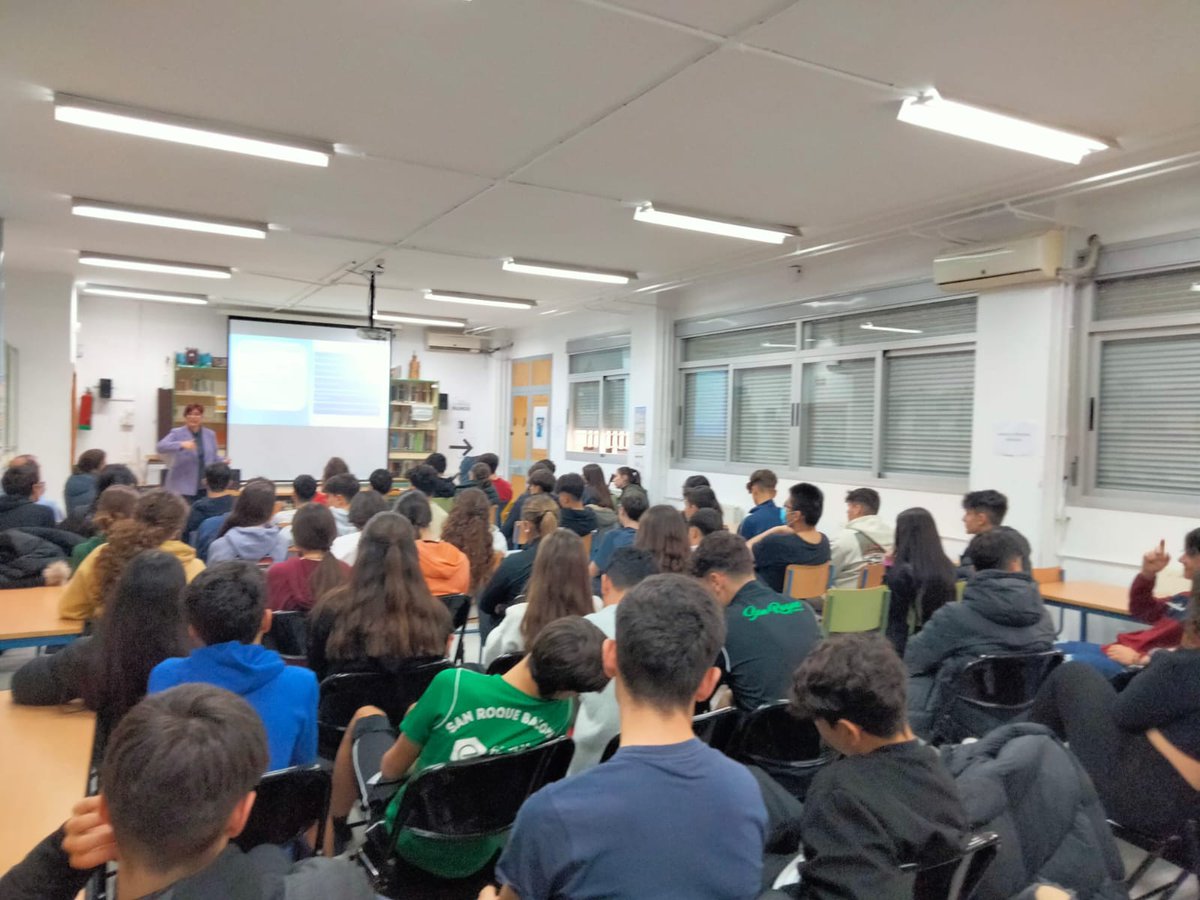 🧕👰🧝‍♀️La profesora @terron_teresa de <a href="/GiasGrupo/">GIAS -Grupo Investigación Acción Socioeducativa-</a> @facusocialesUPO ha mostrado al alumnado del  <a href="/iesmiguelservt/">IES Miguel Servet</a> su proyecto investigador sobre #mujeres e #inmigración en distintos contextos internacionales. Actividad organizada por #OTRIUPO en colaboración con la Mesa de la Ciencia