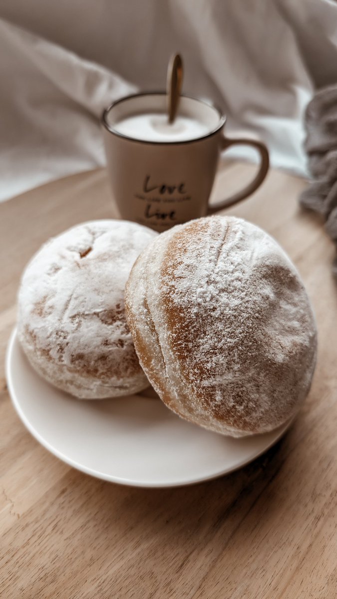 ImFeelingGoodnl's tweet photo. https://t.co/aDYQOKrcbM Omdat het vak met de bollen bijna altijd snel leeg is, was ik nieuwsgierig of deze lekkernij aan mijn verwachtingen zou voldoen. #Lidl #berlinerbol #berlinerbollen #lekkernij #snack #traktatie #review #lidlreview #berlinerbolreview #gebak #Food #foodie https://t.co/ef3iuQu6jI