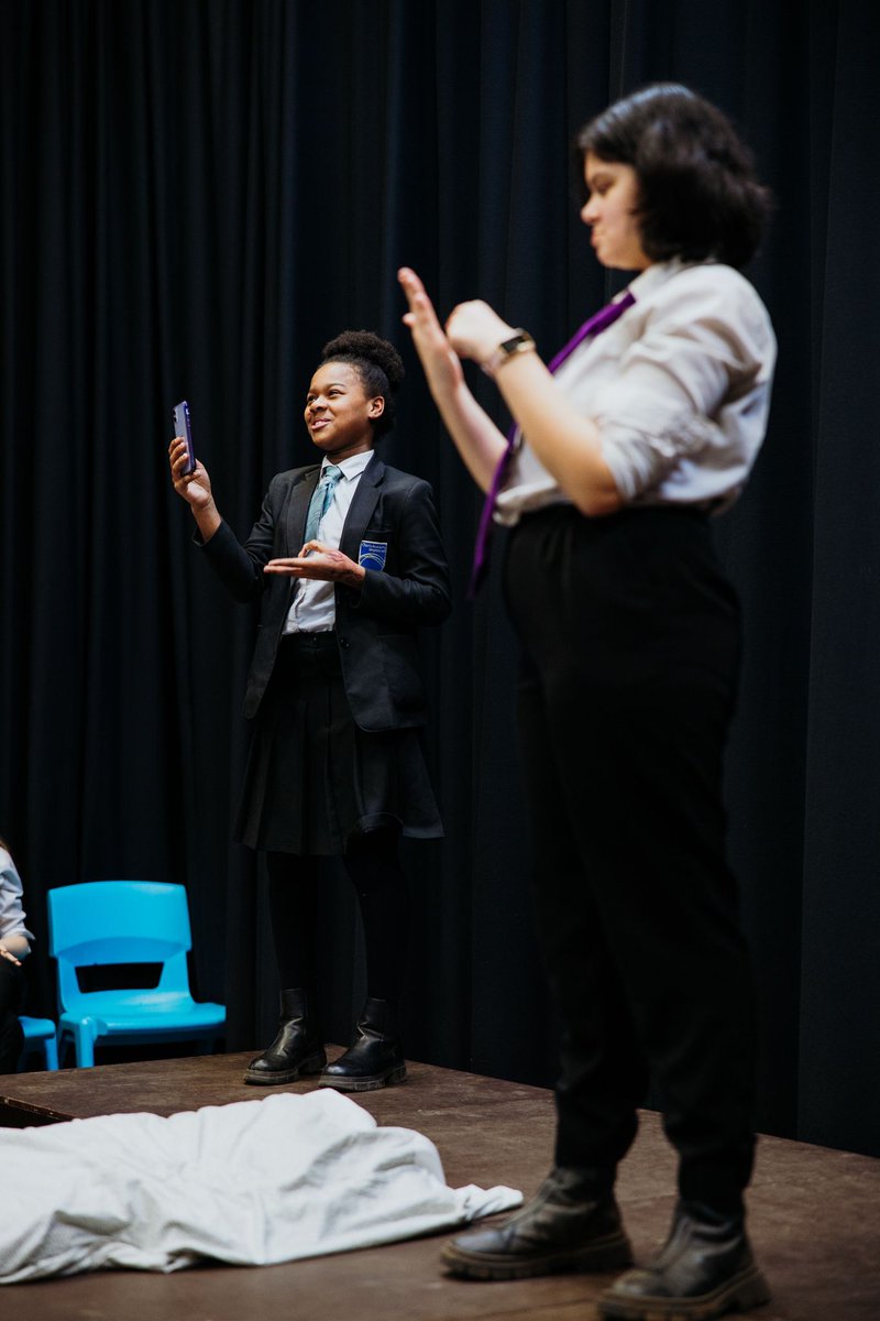 Last week we took to the stage with students at Oasis Brightstowe Academy for the IRL Influencer Show! This performance was about the impact of online use on young peoples mental health, presented to an audience of mental health professionals, academics, family & friends